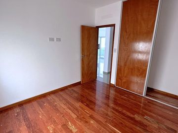 Departamento en venta - 2 dormitorios 1 baño 1 cochera - 85mts2 - La Plata