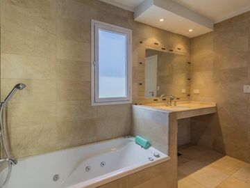 VENTA CASA 5 AMBIENTES - PILETA - SANTA MARIA DE LOS OLIVOS - PILAR