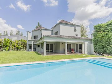 VENTA CASA 5 AMBIENTES - PILETA - SANTA MARIA DE LOS OLIVOS - PILAR