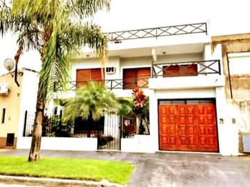 Casa en venta - 3 Dormitorios 1 Baño - 420Mts2 - Villa Luzuriaga
