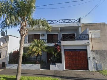 Casa en venta - 3 Dormitorios 1 Baño - 420Mts2 - Villa Luzuriaga