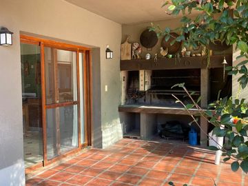 CASA 5 AMBIENTES EN VENTA, BARRIO PRIVADO LOMA ESCONDIDA, LUJAN