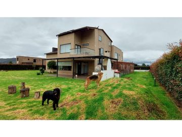 SE VENDE HERMOSA CASA EN TENJO