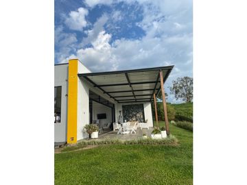 RENTA HERMOSA CASA CAMPESTRE VIA ARMENIA
