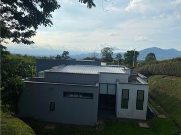 RENTA HERMOSA CASA CAMPESTRE VIA ARMENIA
