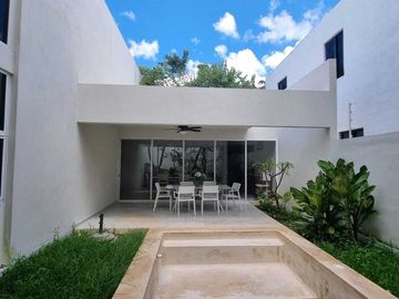 Venta de casa en privada Zelena Conkal, con una habitación en planta baja
