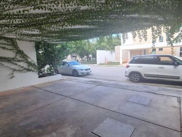 Venta de casa en privada Zelena Conkal, con una habitación en planta baja