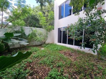 Venta de casa en privada Zelena Conkal, con una habitación en planta baja