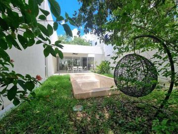Venta de casa en privada Zelena Conkal, con una habitación en planta baja
