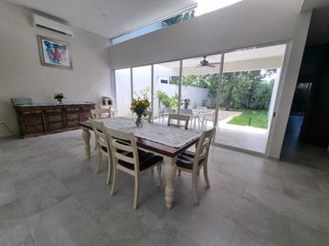 Venta de casa en privada Zelena Conkal, con una habitación en planta baja