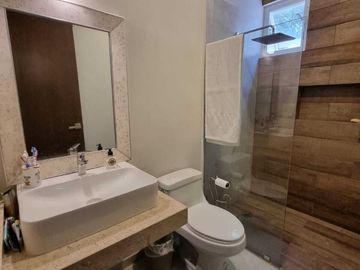 Venta de casa en privada Zelena Conkal, con una habitación en planta baja