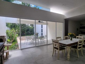 Venta de casa en privada Zelena Conkal, con una habitación en planta baja