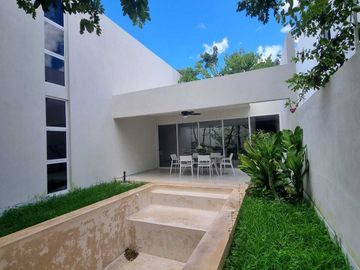 Venta de casa en privada Zelena Conkal, con una habitación en planta baja