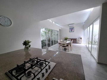 Venta de casa en privada Zelena Conkal, con una habitación en planta baja