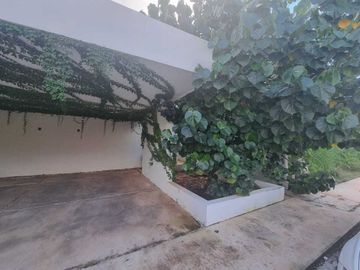 Venta de casa en privada Zelena Conkal, con una habitación en planta baja