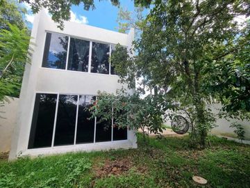 Venta de casa en privada Zelena Conkal, con una habitación en planta baja