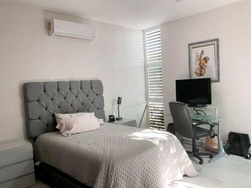 Venta de casa en privada Zelena Conkal, con una habitación en planta baja