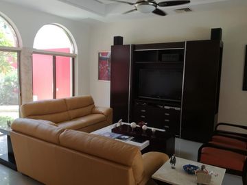 Venta de hermosa residencia de una planta en Zona Norte, Montecristo