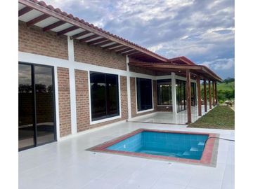 Casa campestre nueva en venta en condominio La Buitrera Palmira Valle