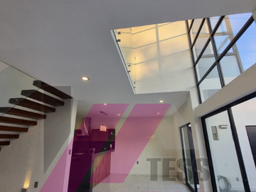 CASA EN VENTA EN FRACC. PRIVADO PUERTA PARAISO