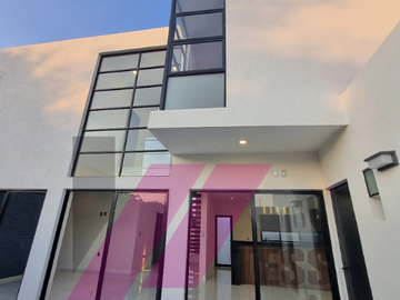 CASA EN VENTA EN FRACC. PRIVADO PUERTA PARAISO