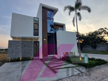CASA EN VENTA EN FRACC. PRIVADO PUERTA PARAISO