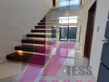 CASA EN VENTA EN FRACC. PRIVADO PUERTA PARAISO