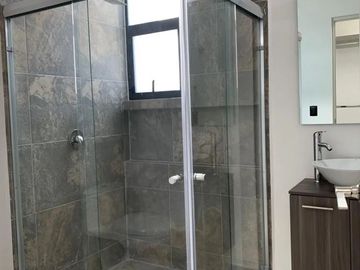Estrensa Casa entre El Refugio y Zibatá, 4 Recámaras, una en PB, 3.5 Baños