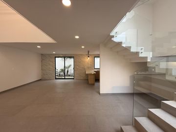 Casa Nueva Moderna con Doble altura en Venta en Zona Recta Cholula