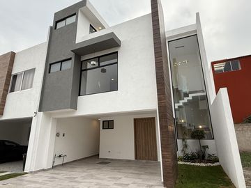 Casa Nueva Moderna con Doble altura en Venta en Zona Recta Cholula