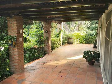 Casa en un nivel en venta en Rancho Cortés con 2155 de terreno y alberca