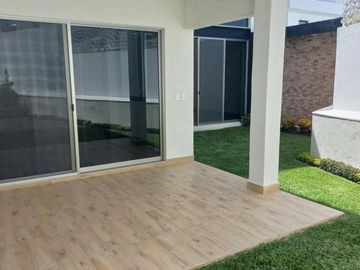 CASA EN VENTA EN CUERNAVACA,  EN DELICIAS, ZONA DORADA, CON HABITACIÓN EN PLANTA BAJA