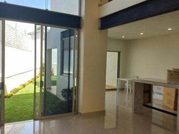 CASA EN VENTA EN CUERNAVACA,  EN DELICIAS, ZONA DORADA, CON HABITACIÓN EN PLANTA BAJA