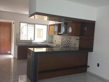 CASA EN VENTA EN CUERNAVACA, EN LOMAS DE VISTA HERMOSA, PARA ESTRENAR, CON HABITACIÓN EN PLANTA BAJA