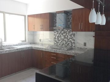 CASA EN VENTA EN CUERNAVACA, EN LOMAS DE VISTA HERMOSA, PARA ESTRENAR, CON HABITACIÓN EN PLANTA BAJA