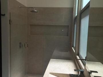 CASA EN VENTA EN CUERNAVACA, EN LOMAS DE VISTA HERMOSA, PARA ESTRENAR, CON HABITACIÓN EN PLANTA BAJA