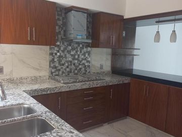 CASA EN VENTA EN CUERNAVACA, EN LOMAS DE VISTA HERMOSA, PARA ESTRENAR, CON HABITACIÓN EN PLANTA BAJA