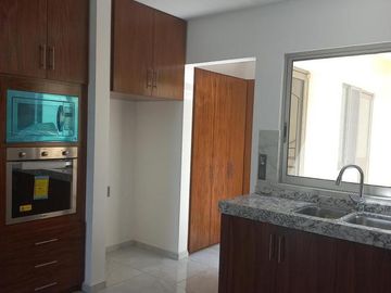 CASA EN VENTA EN CUERNAVACA, EN LOMAS DE VISTA HERMOSA, PARA ESTRENAR, CON HABITACIÓN EN PLANTA BAJA