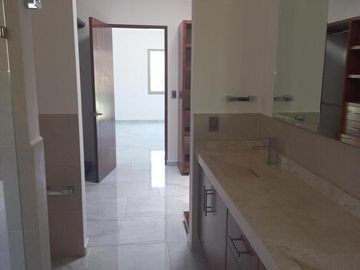 CASA EN VENTA EN CUERNAVACA, EN LOMAS DE VISTA HERMOSA, PARA ESTRENAR, CON HABITACIÓN EN PLANTA BAJA