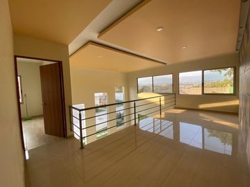 CASA EN VENTA EN LOMAS DE CUERNAVACA, ESTRENA CON HABITACIÓN EN PLANTA BAJA