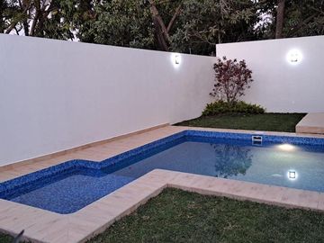 CASA EN VENTA EN LOMAS DE CUERNAVACA, ESTRENA CON HABITACIÓN EN PLANTA BAJA
