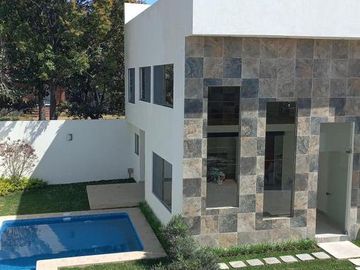 CASA EN VENTA EN LOMAS DE CUERNAVACA, ESTRENA CON HABITACIÓN EN PLANTA BAJA