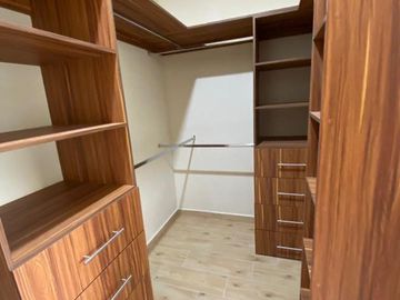 CASA EN VENTA EN LOMAS DE CUERNAVACA, ESTRENA CON HABITACIÓN EN PLANTA BAJA