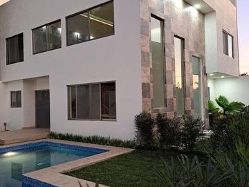 CASA EN VENTA EN LOMAS DE CUERNAVACA, ESTRENA CON HABITACIÓN EN PLANTA BAJA