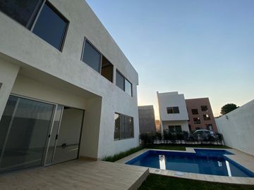 CASA EN VENTA EN LOMAS DE CUERNAVACA, ESTRENA CON HABITACIÓN EN PLANTA BAJA