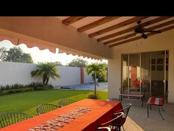CASA EN VENTA EN JIUTEPEC, EN UN NIVEL DENTRO DE PRIVADA, CON 5 HABITACIONES, JARDÍN Y ALBERCA