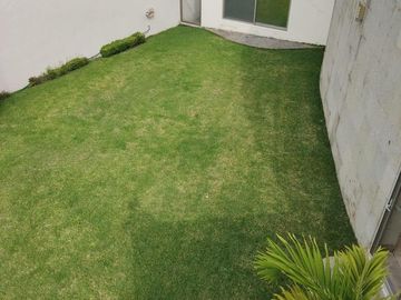 CASA EN VENTA EN JIUTEPEC, EN UN NIVEL DENTRO DE PRIVADA, CON 5 HABITACIONES, JARDÍN Y ALBERCA