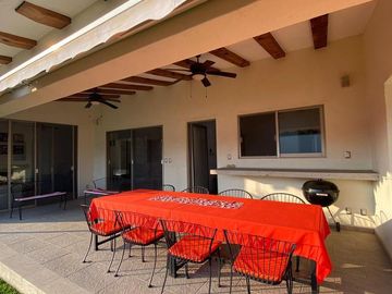 CASA EN VENTA EN JIUTEPEC, EN UN NIVEL DENTRO DE PRIVADA, CON 5 HABITACIONES, JARDÍN Y ALBERCA