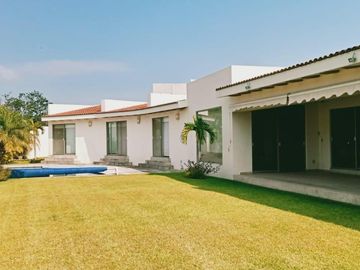 CASA EN VENTA EN JIUTEPEC, EN UN NIVEL DENTRO DE PRIVADA, CON 5 HABITACIONES, JARDÍN Y ALBERCA