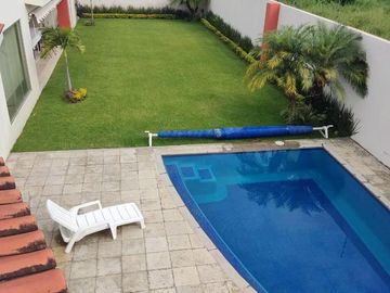 CASA EN VENTA EN JIUTEPEC, EN UN NIVEL DENTRO DE PRIVADA, CON 5 HABITACIONES, JARDÍN Y ALBERCA